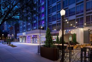 Menikmati Malam di Washington Court Hotel